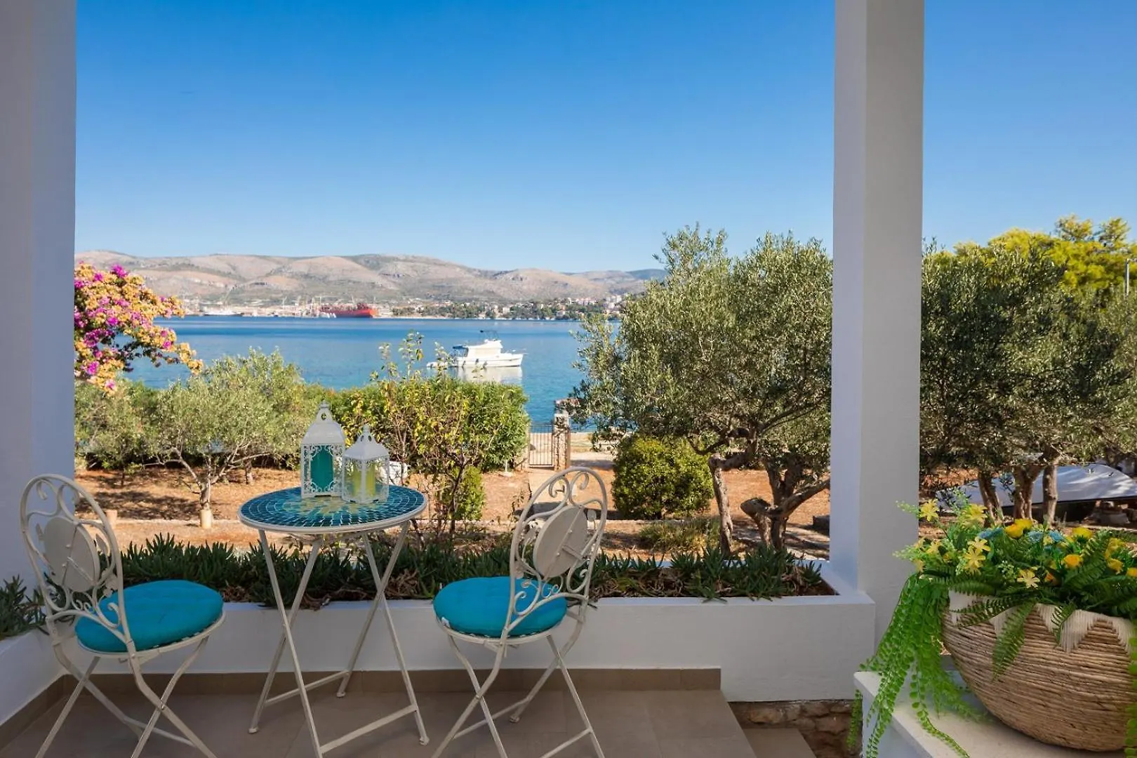 Beachfront Apartments Okrug Gornji Guest house