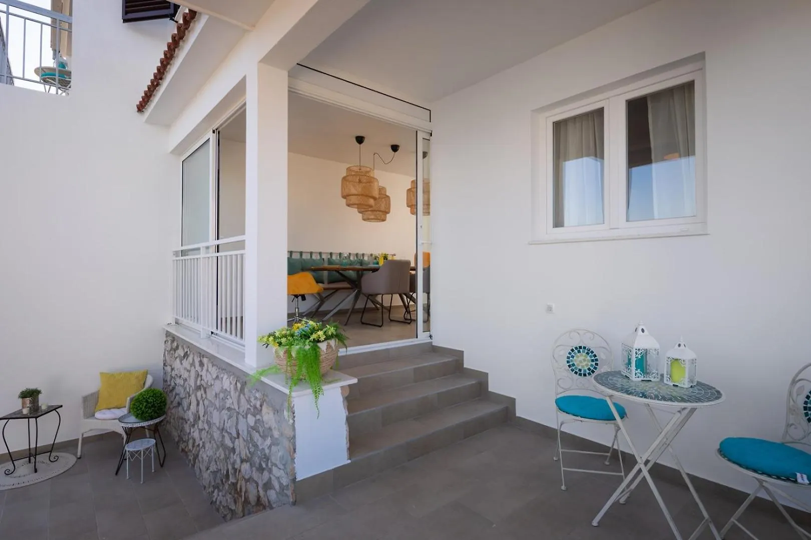 Guest house Beachfront Apartments Okrug Gornji