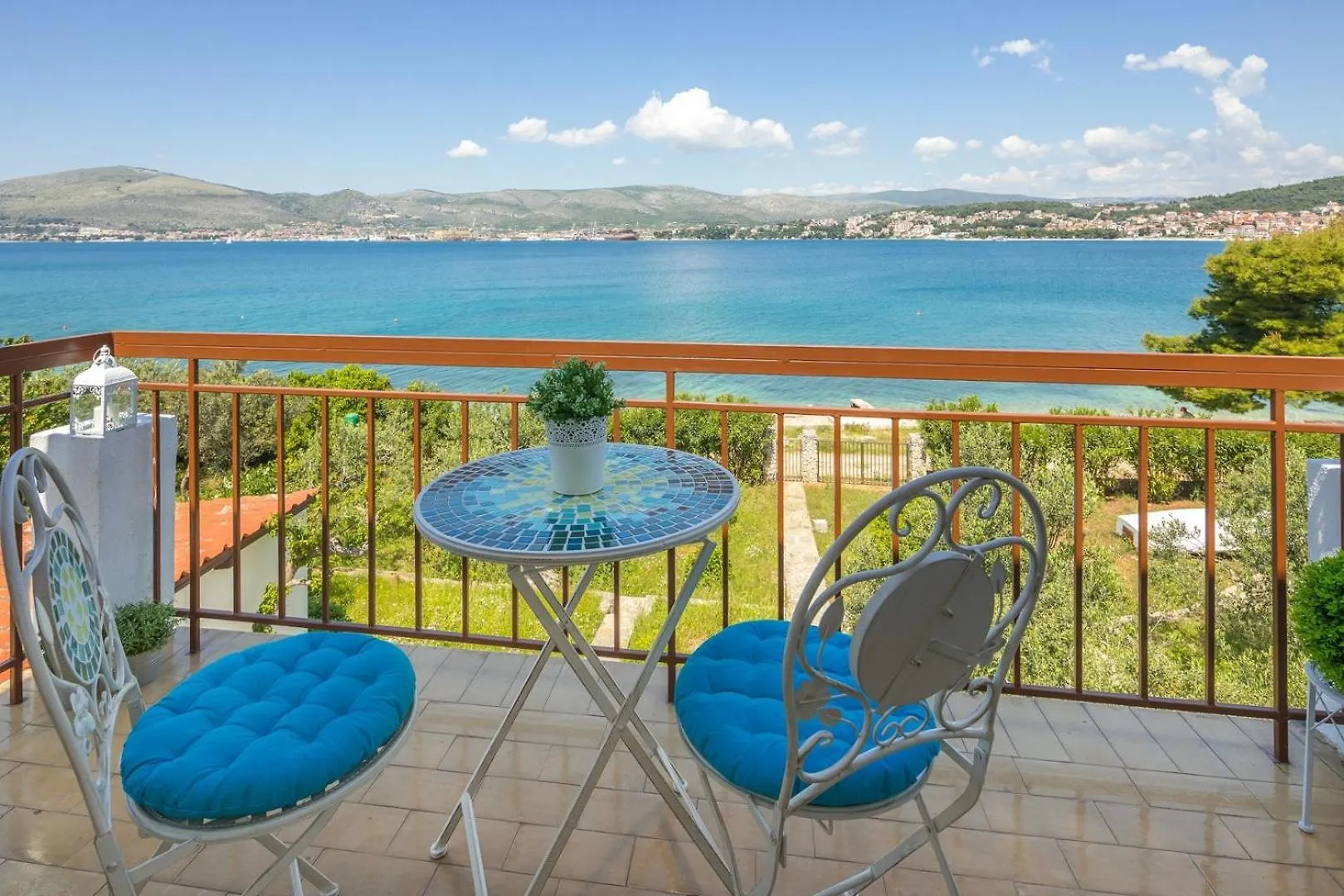 Beachfront Apartments Okrug Gornji