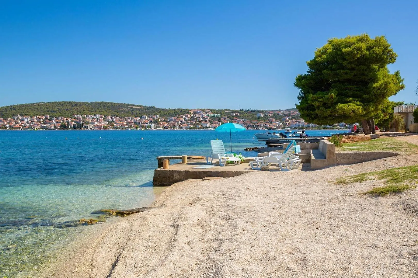 Guest house Beachfront Apartments Okrug Gornji
