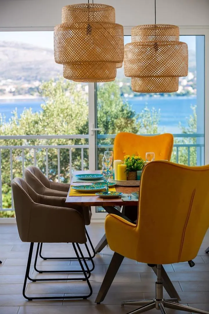 Guest house Beachfront Apartments Okrug Gornji Croatia
