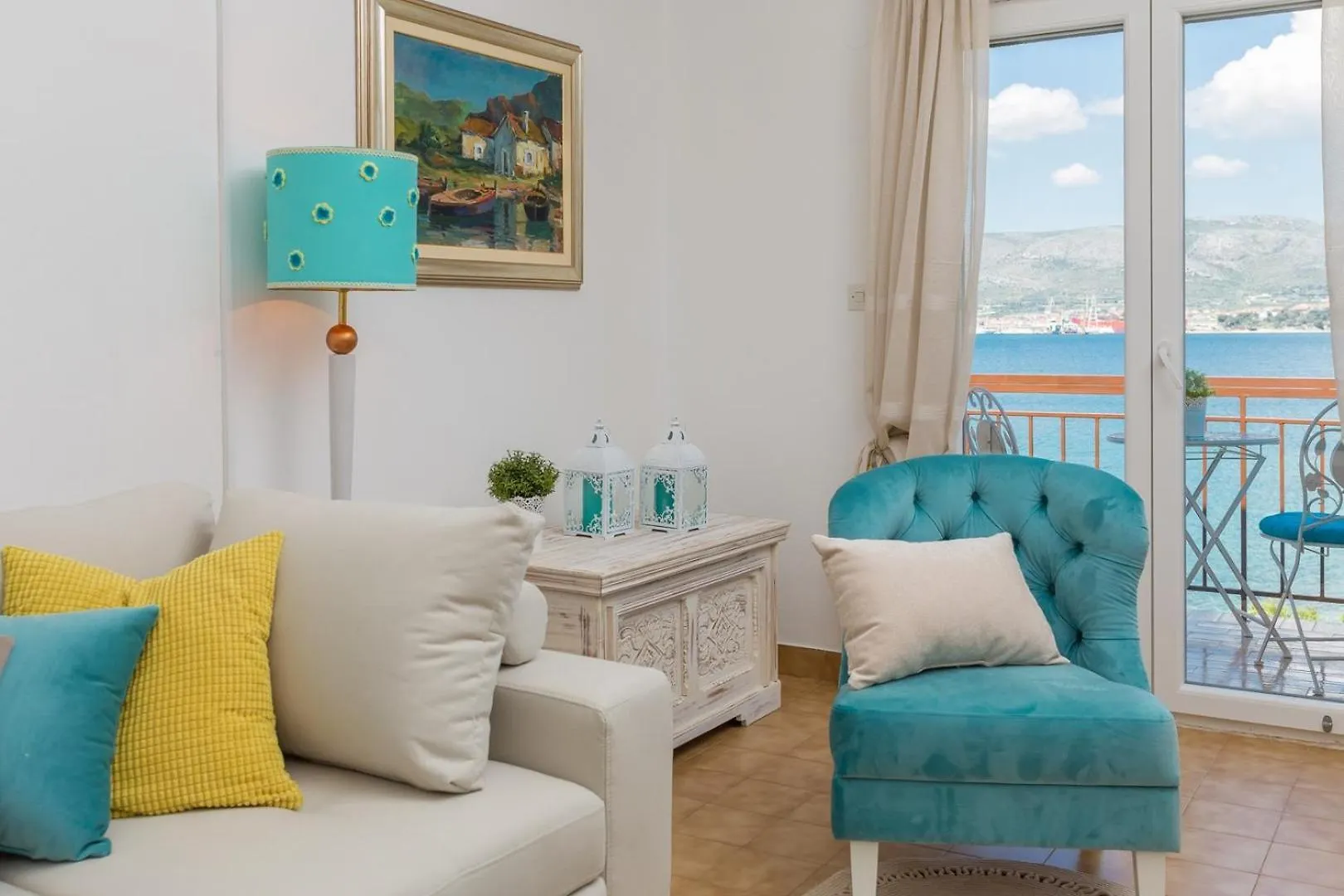 Guest house Beachfront Apartments Okrug Gornji