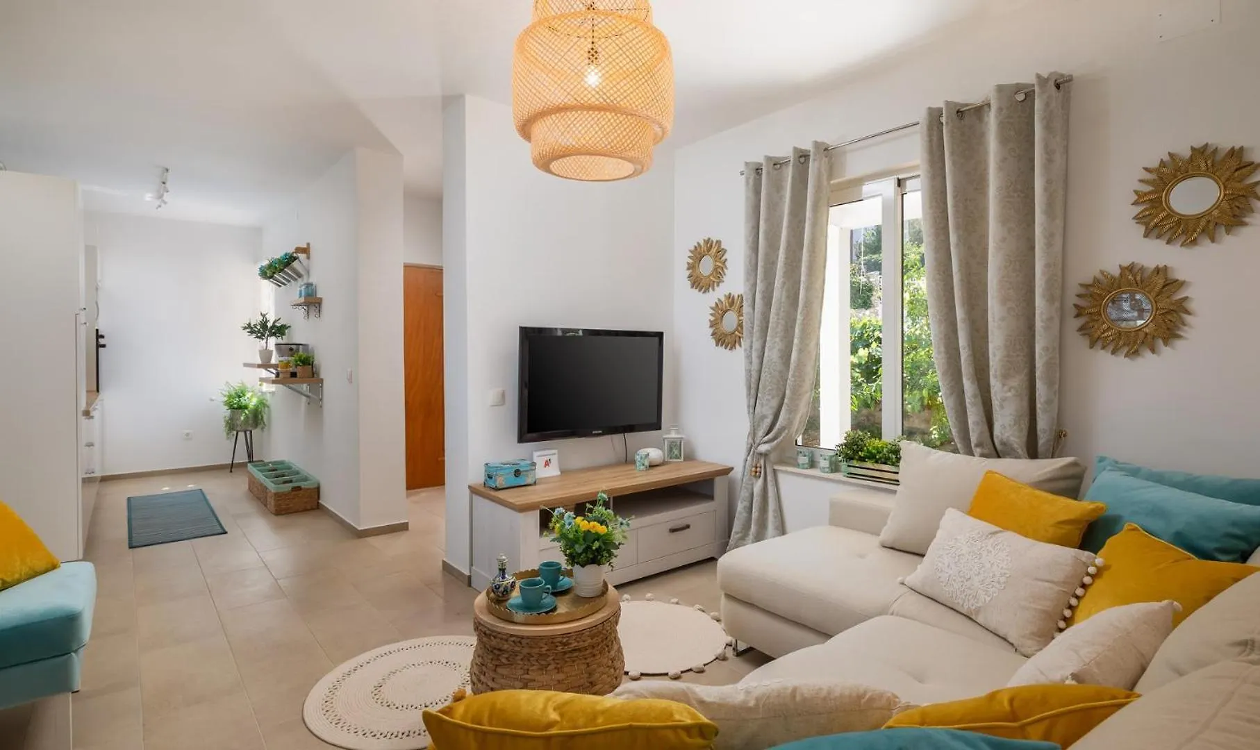 Beachfront Apartments Okrug Gornji Guest house