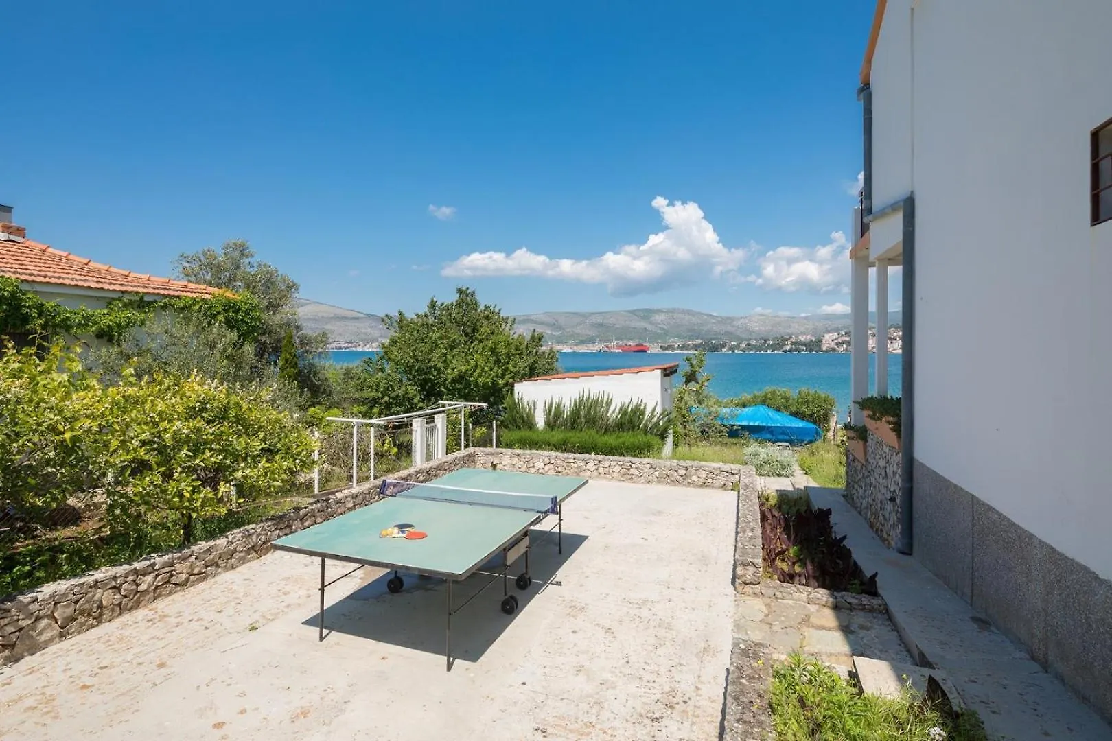 Beachfront Apartments Okrug Gornji Guest house