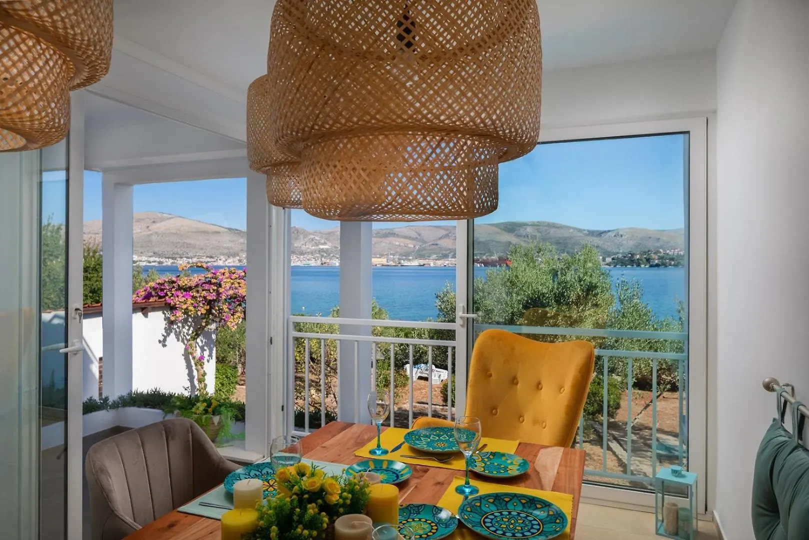 Beachfront Apartments Okrug Gornji Guest house