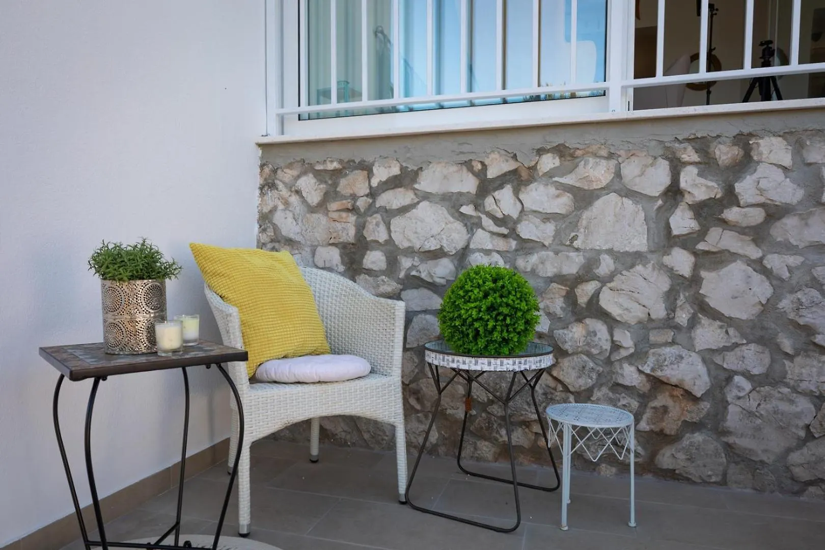 Guest house Beachfront Apartments Okrug Gornji