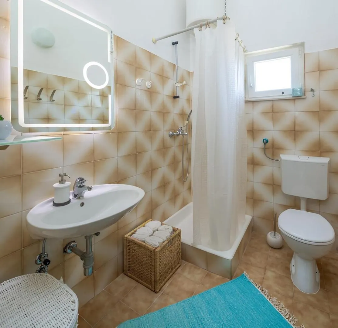 Beachfront Apartments Okrug Gornji Guest house